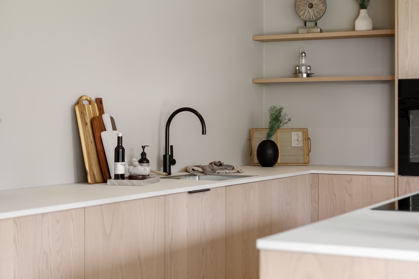 Øvrige hvitevarer består av et kombiskap, en stekeovn, en oppvaskmaskin og ventilator. Galleribilde