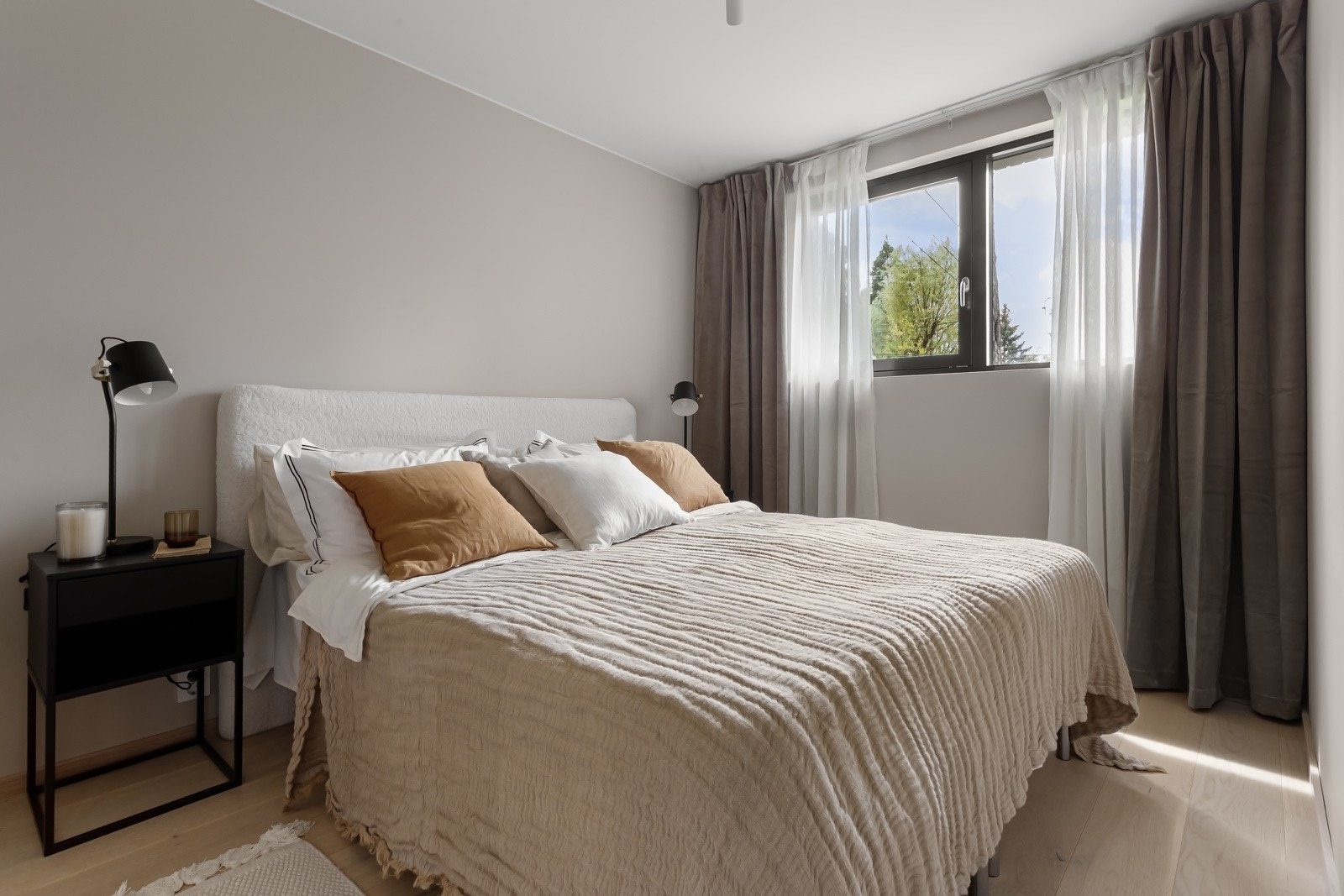 Leiligheten har to lyse, luftige soverom. Galleribilde