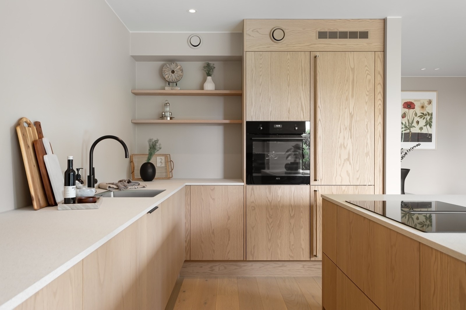 Svane Kjøkken. Modellen er Notes i fargen Gold, med skapfronter i Gyllen ASK. Galleribilde