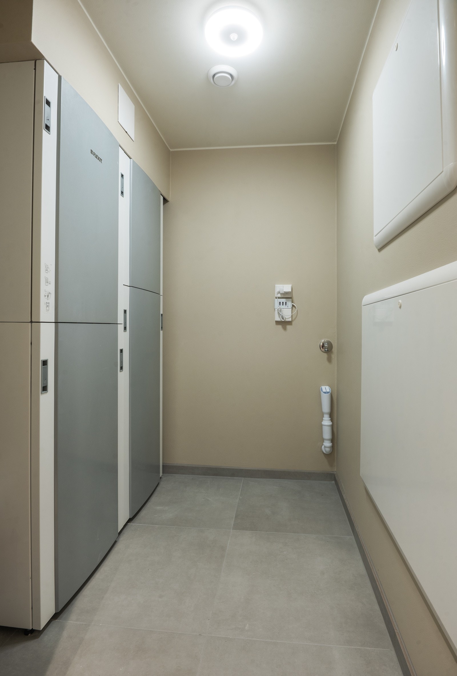 Et praktisk utformet vaskerom/teknisk rom med opplegg for vaskemaskin. Galleribilde