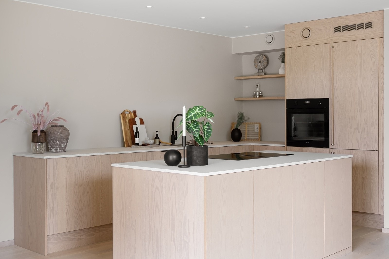 Kjøkkenet har svært godt med benke- og lagringsplass. Galleribilde