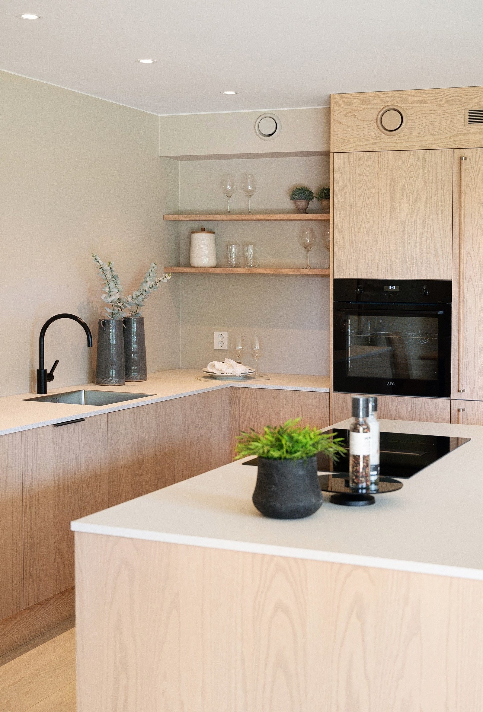 Øy mot stuen gir ekstra god arbeidssone, og det er lagringsplass i skap. Galleribilde