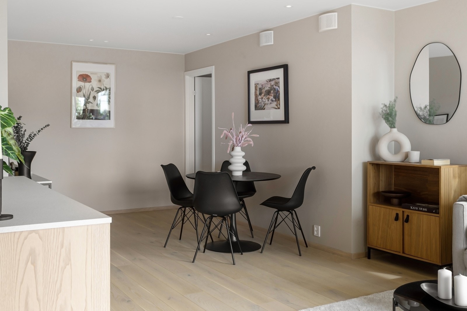 Mot kjøkkenet er det naturlig sone for spisestue. Galleribilde