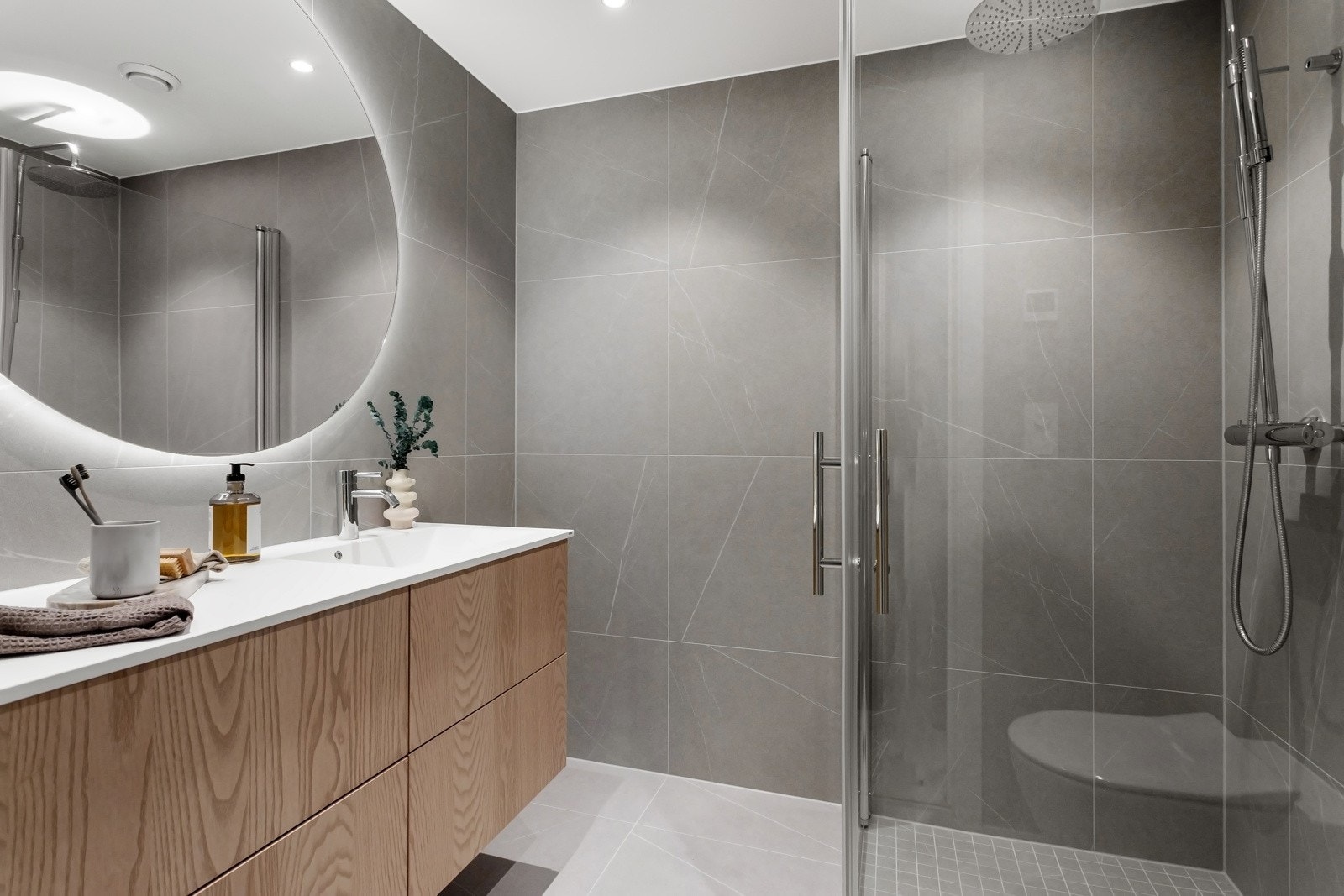 Det store badet er utstyrt med kvalitetsprodukter som servantinnredning fra Svane, toalett fra Villeroy & Boch og dusjvegger i glass. Galleribilde