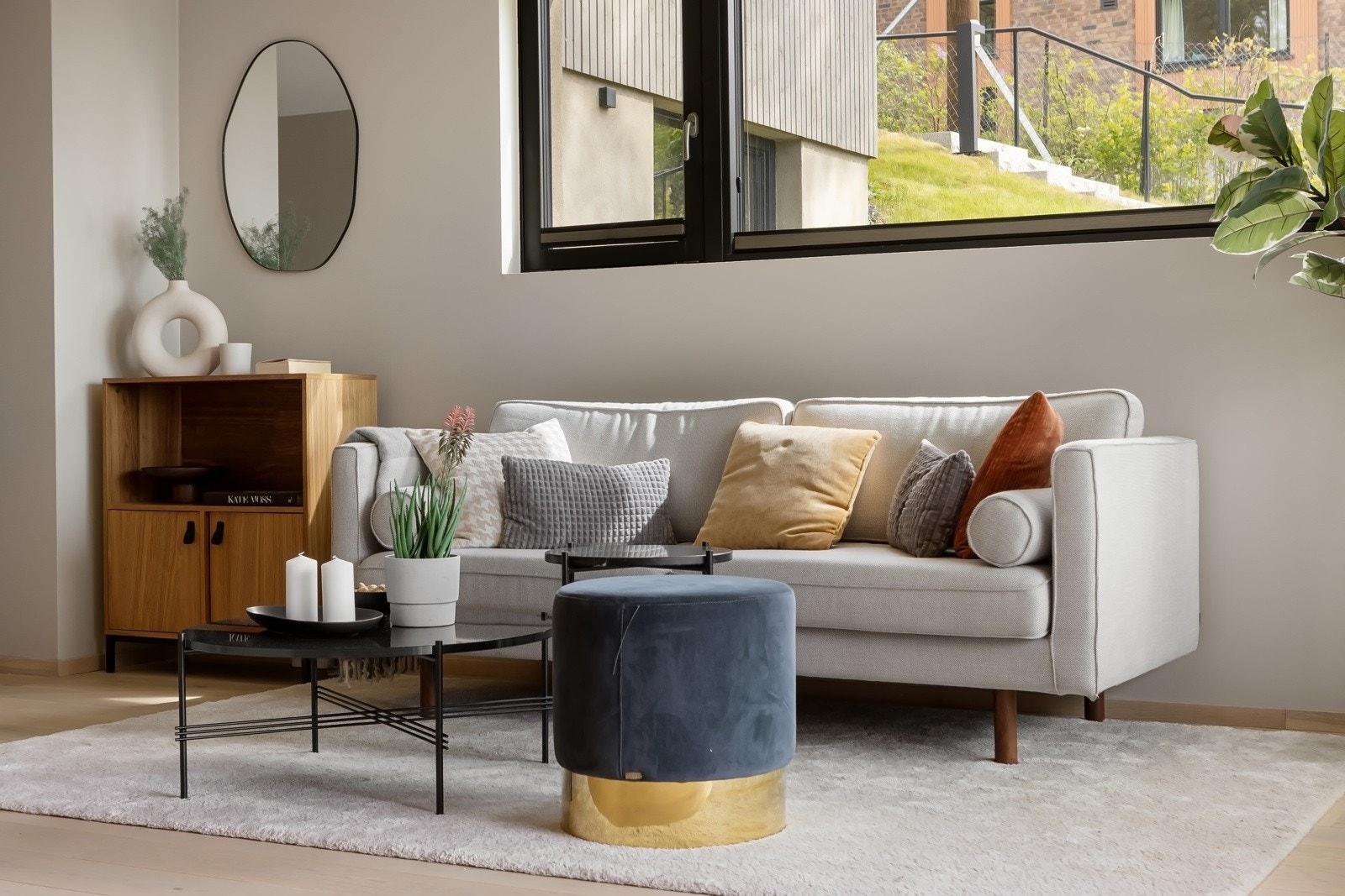 Under vinduene er det naturlig sone for sofamøblement. Galleribilde