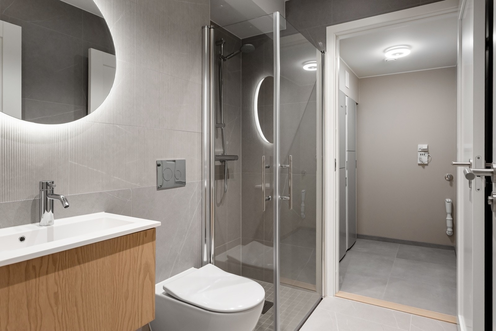 Det er tilsvarende innredning på det lille badet, med unntak av dusjarmaturene som er fra Tapwell. Galleribilde