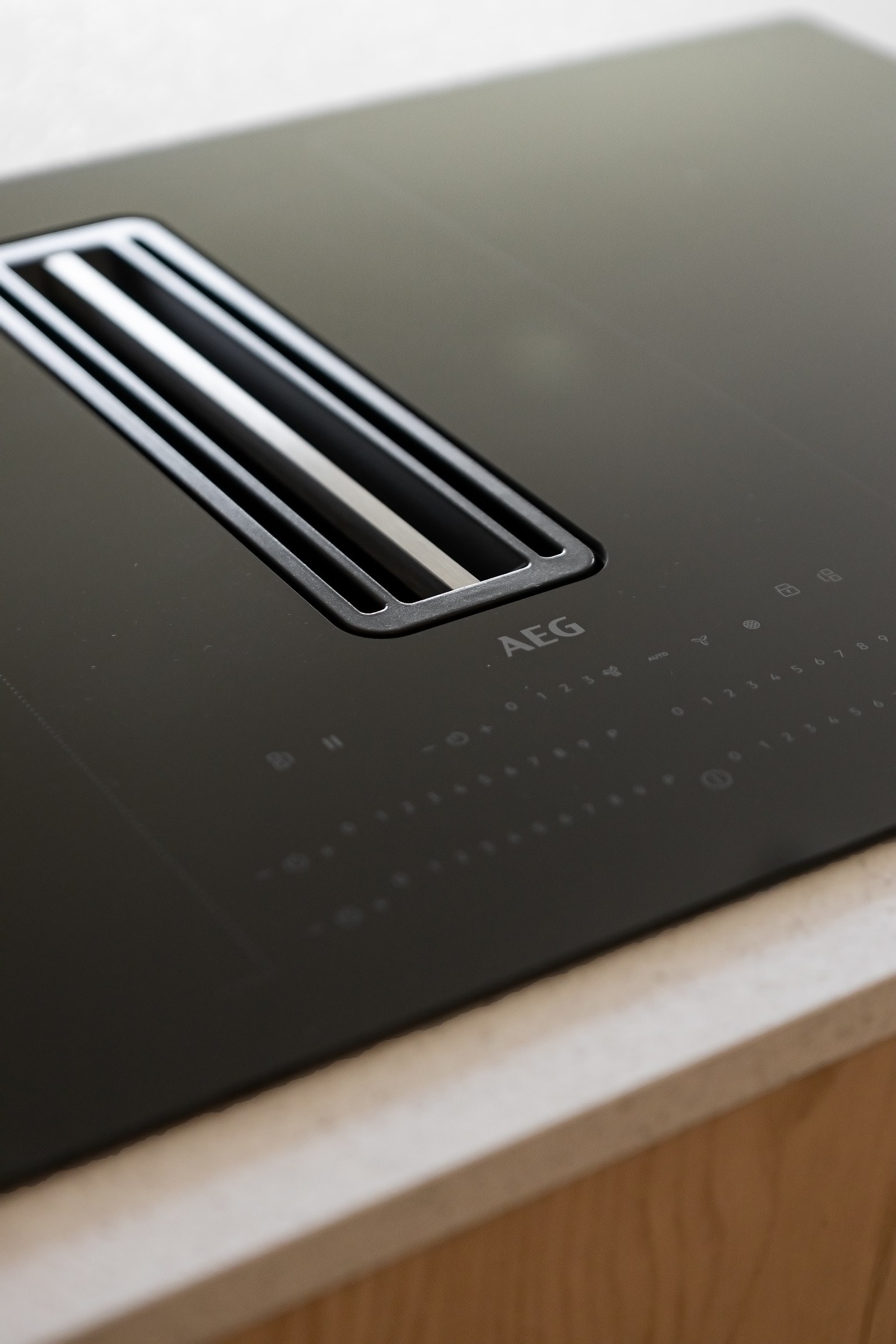 Det er montert oppgradert induksjonstopp med integrert ventilator på 83 cm med 4 induksjonssoner, 2 x Bridge, Slider touch, og Pot Detection-kontroll. Galleribilde