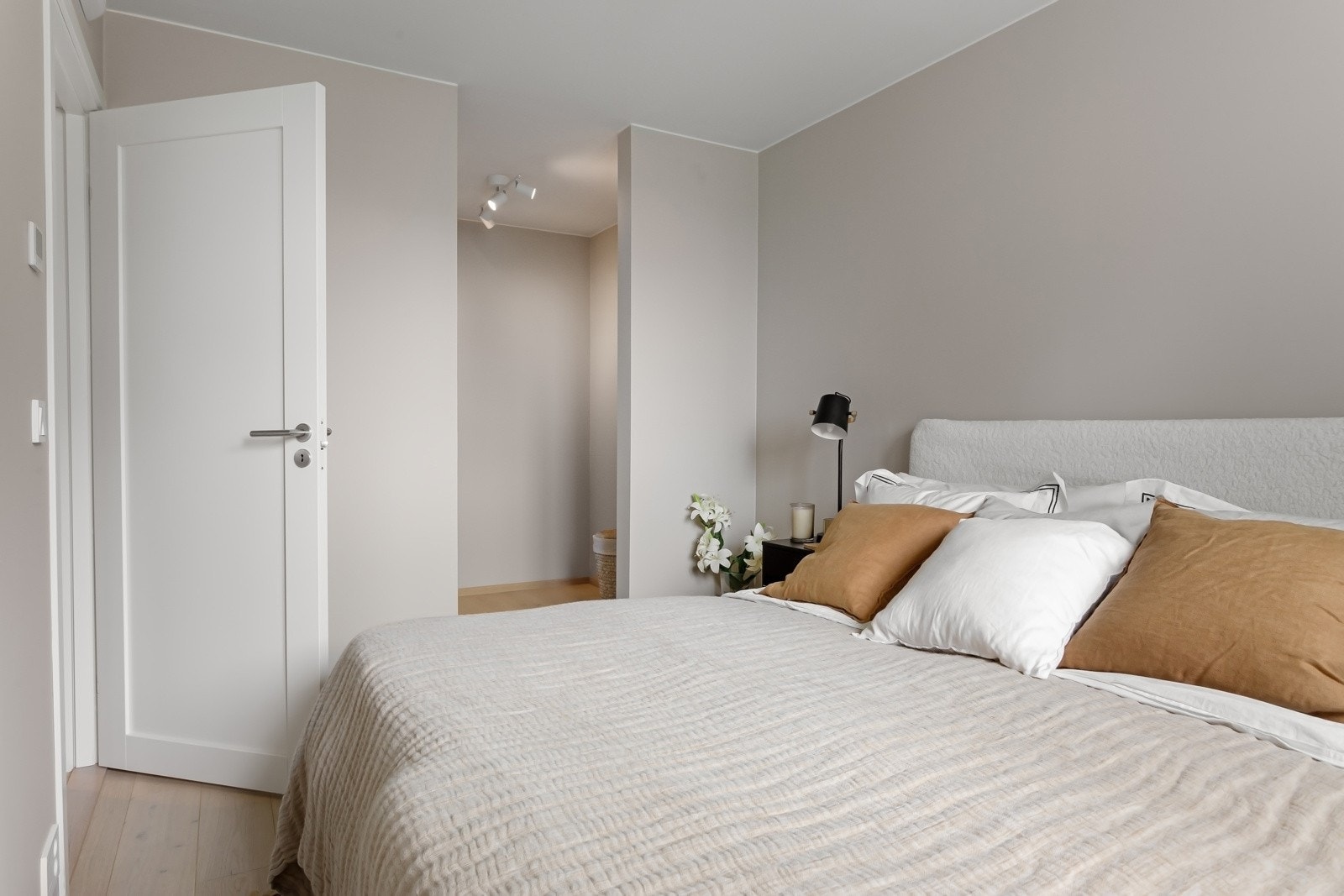 På hovedsoverommet er det eget garderoberom. Galleribilde