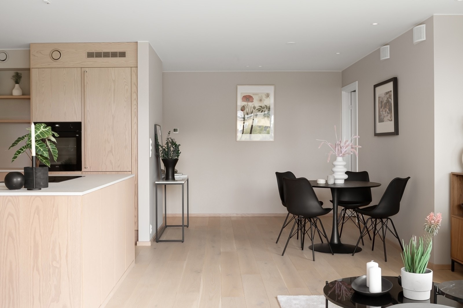 Rommets størrelse gjør at man enkelt kan etablere flere sittesoner. Galleribilde