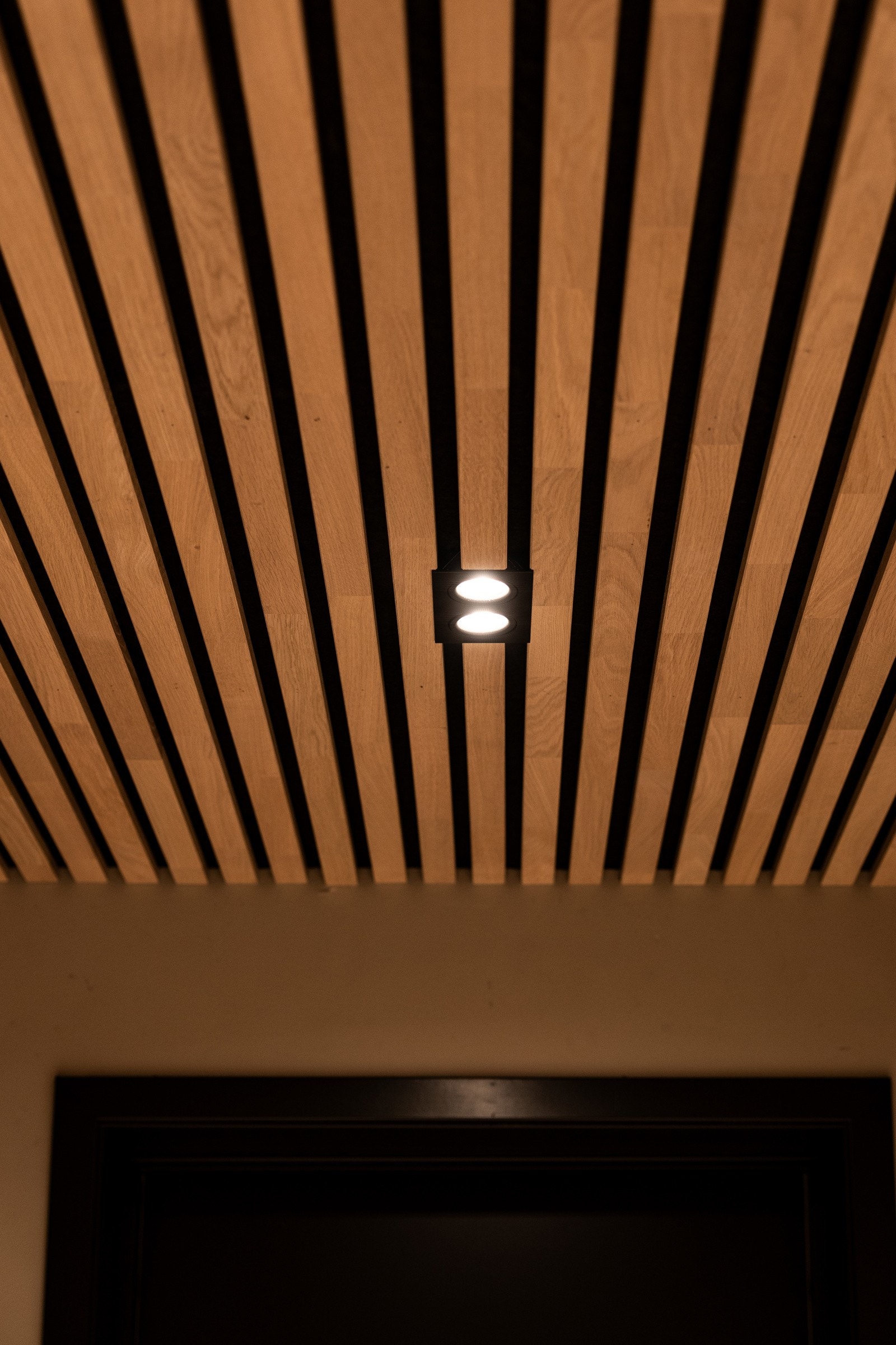 Fellesarealer i sameiet er oppgraderte med b.l.a eikespiler i tak. Galleribilde