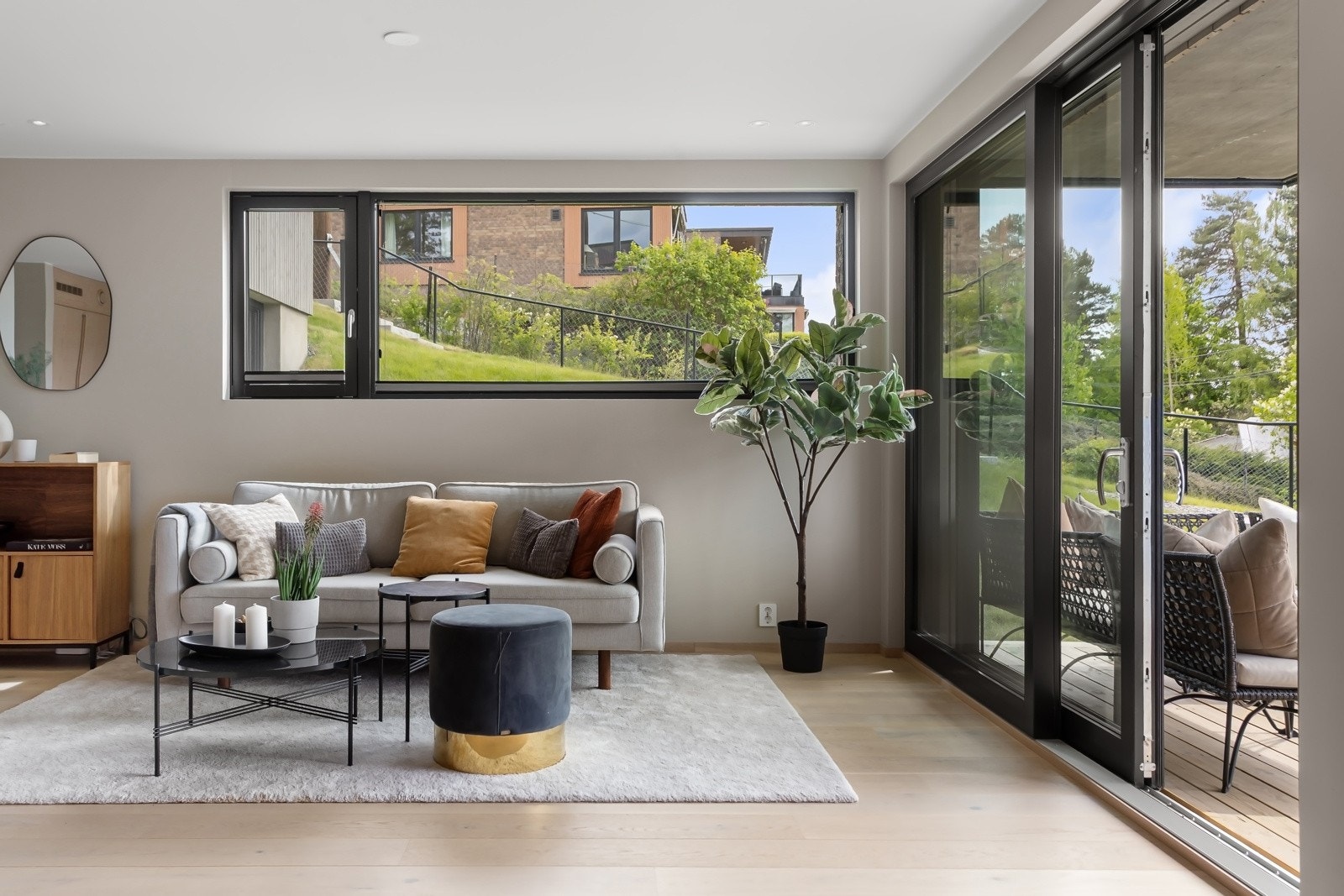 Rommet har vinduer på to sider, som sikrer et flott lys tidlig på dagen, til sent på kveld. Galleribilde