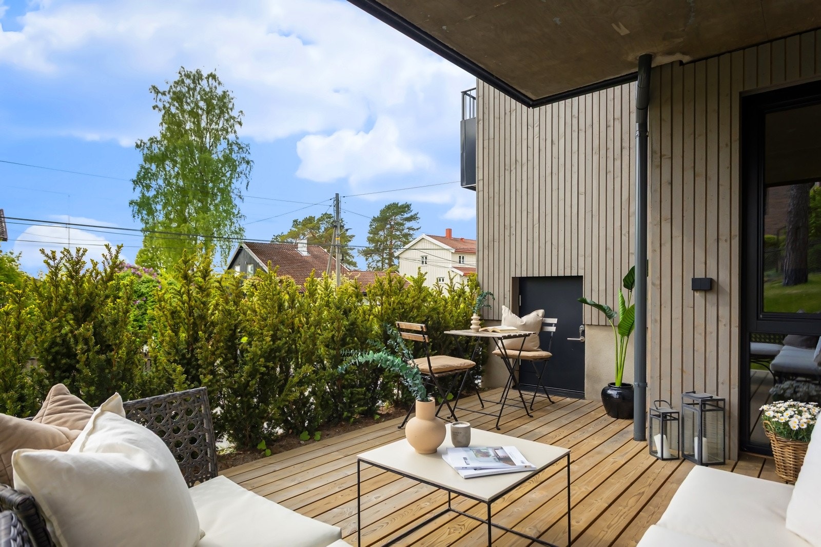 Leiligheten ligger med utgang til bakkeplan, har flotte solforhold og en svært koselig terrasse på 14 kvm. Galleribilde