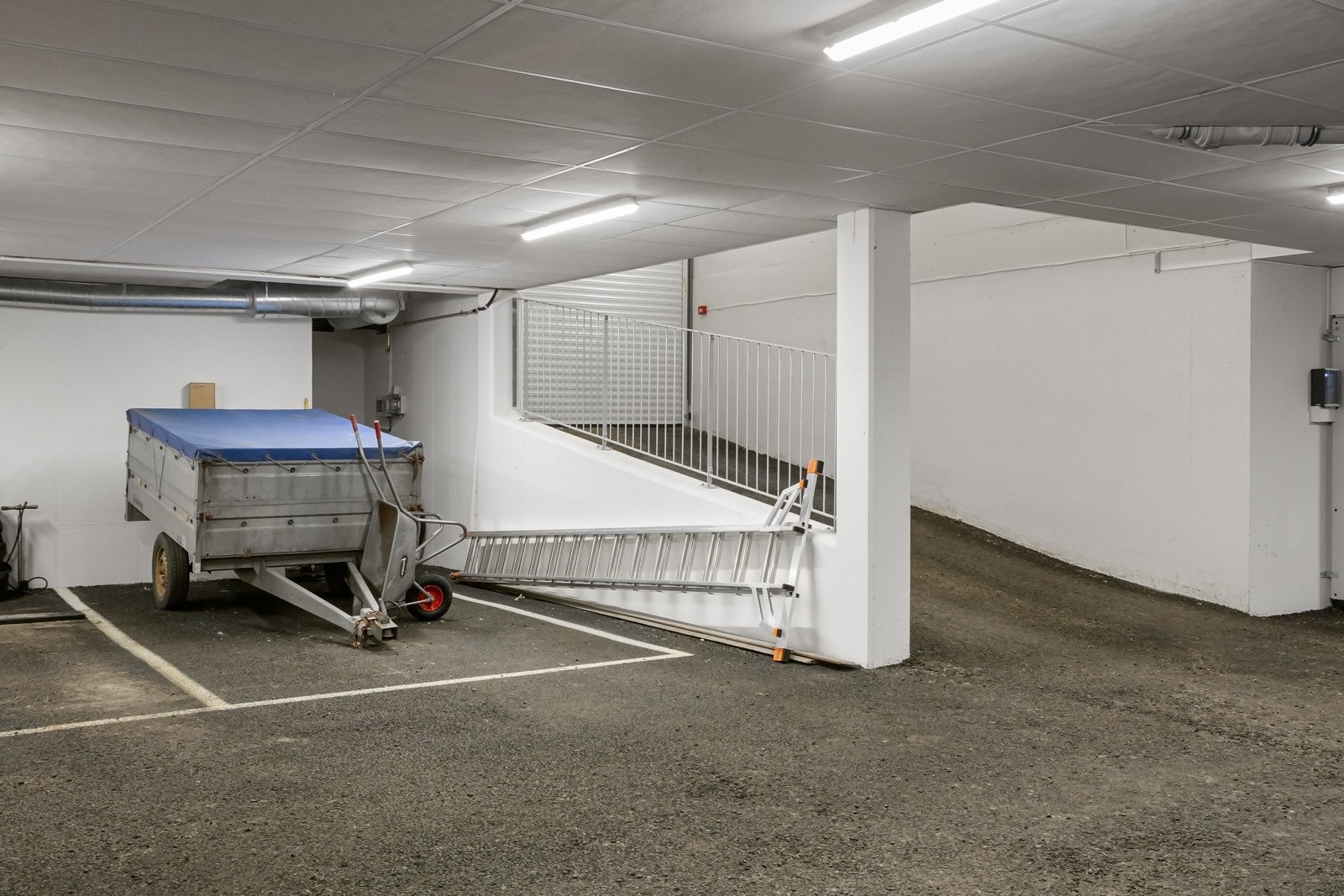 Parkeringsplass i felles garasjekjeller med el-lader. Mulighet for kjøp av ekstra utvendig plass for kr 150 000,- Galleribilde