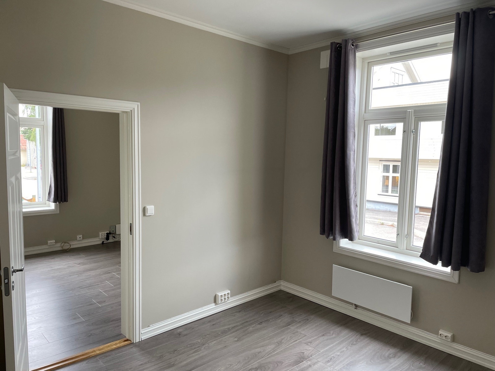 Soverom med vindu vendt mot vest. Galleribilde