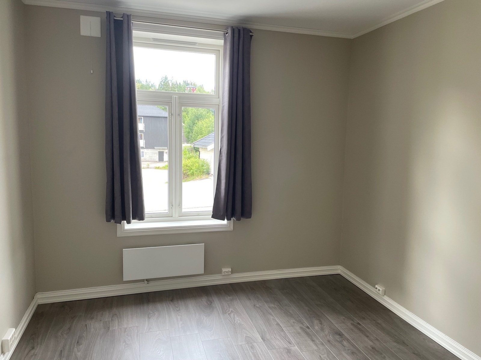 Stort soverom med plass til dobbeltseng m.m. Galleribilde