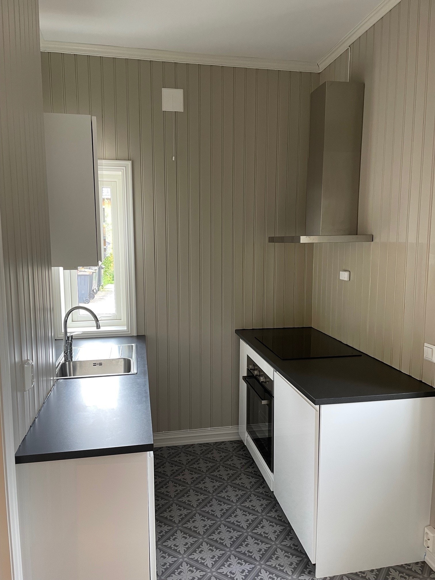 Kjøkken med platetopp, ventilator med uttrekk, og integrerte hvitevarer(ovn, kjøleskap og oppvaskmaskin) Galleribilde