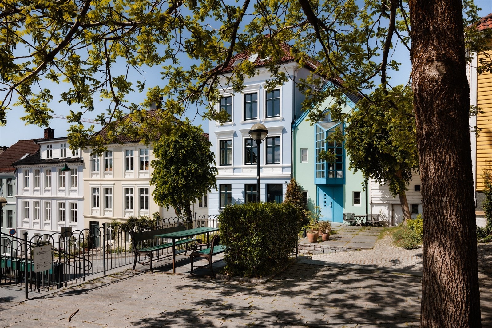 Boligen ligger i et nydelig område i en rolig gate. Likevel er det spisesteder rett rundt hjørnet, og ikke minst sentrumskjernen du finner innen et par minutters gange. Galleribilde