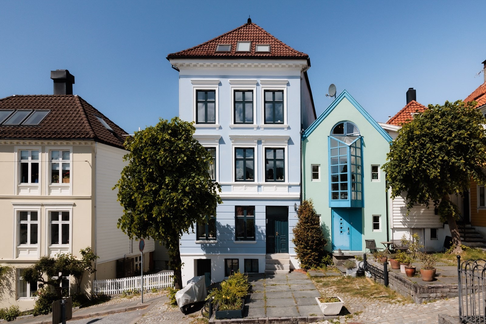 Leiligheten ligger i tredje etasje i en rolig, enveiskjørt gate, men likevel midt i smørøyet! Galleribilde