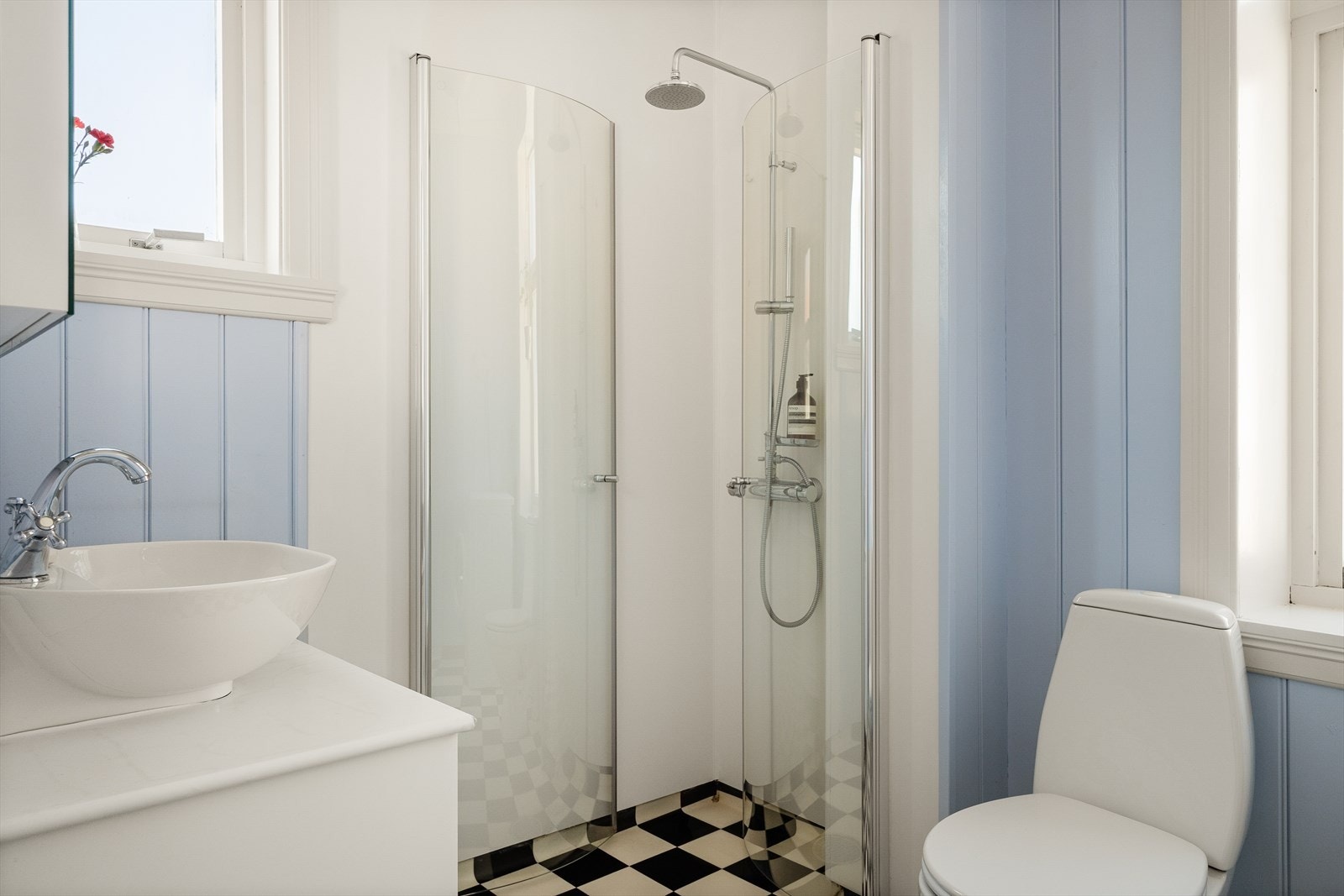 Badet inneholder toalett, dusjhjørne og håndvask. Gulvbelegg fra 2008, dusjarmatur og servantbatteri fra 2010 og speilskap fra 2021. Galleribilde