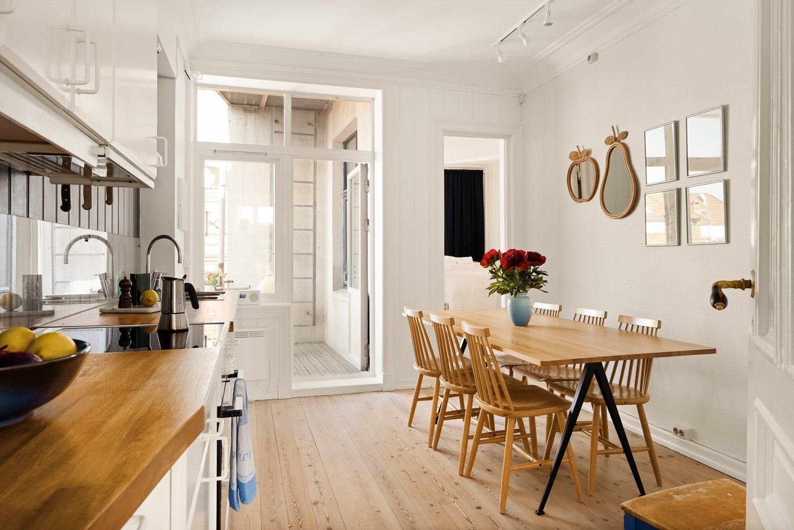 Kjøkkenet er veldig romslig med god plass til spisebord Galleribilde