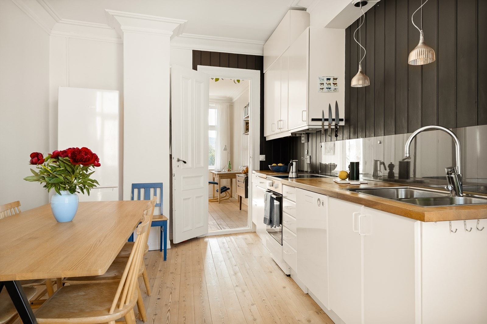 Kjøkkenet har åpning for komfyr og oppvaskmaskin, og det er frittstående kjøleskap/frys. Galleribilde