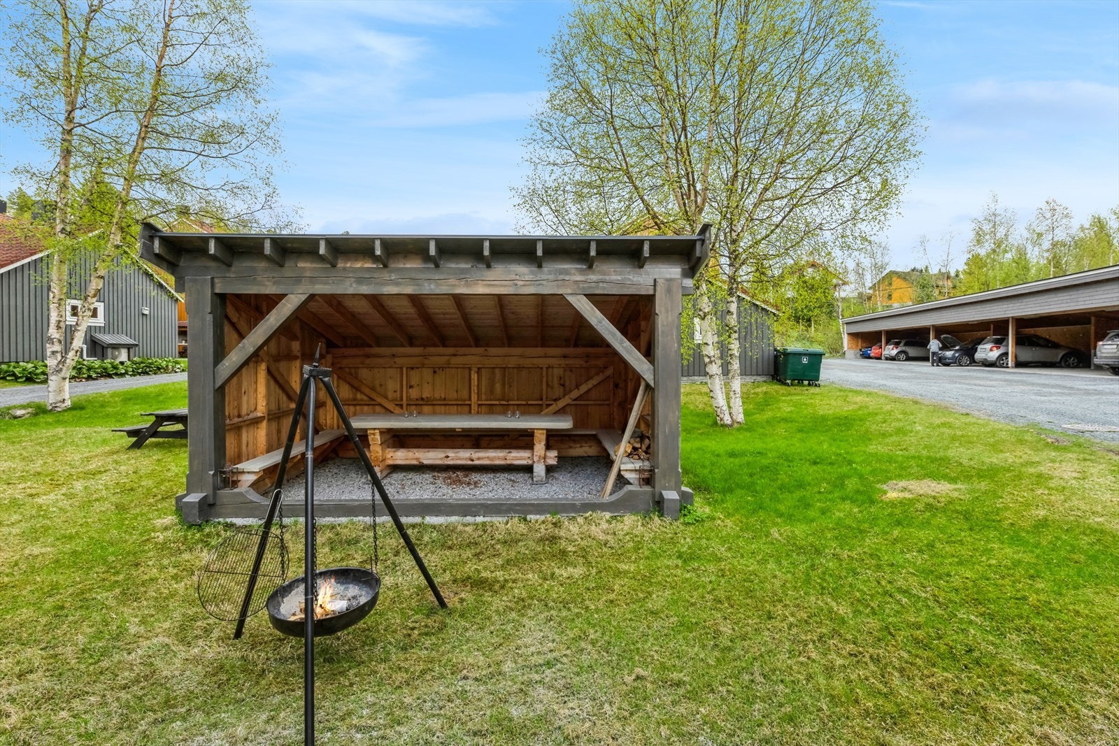 Gapahuk og bålpanne på borettslaget tomt Galleribilde
