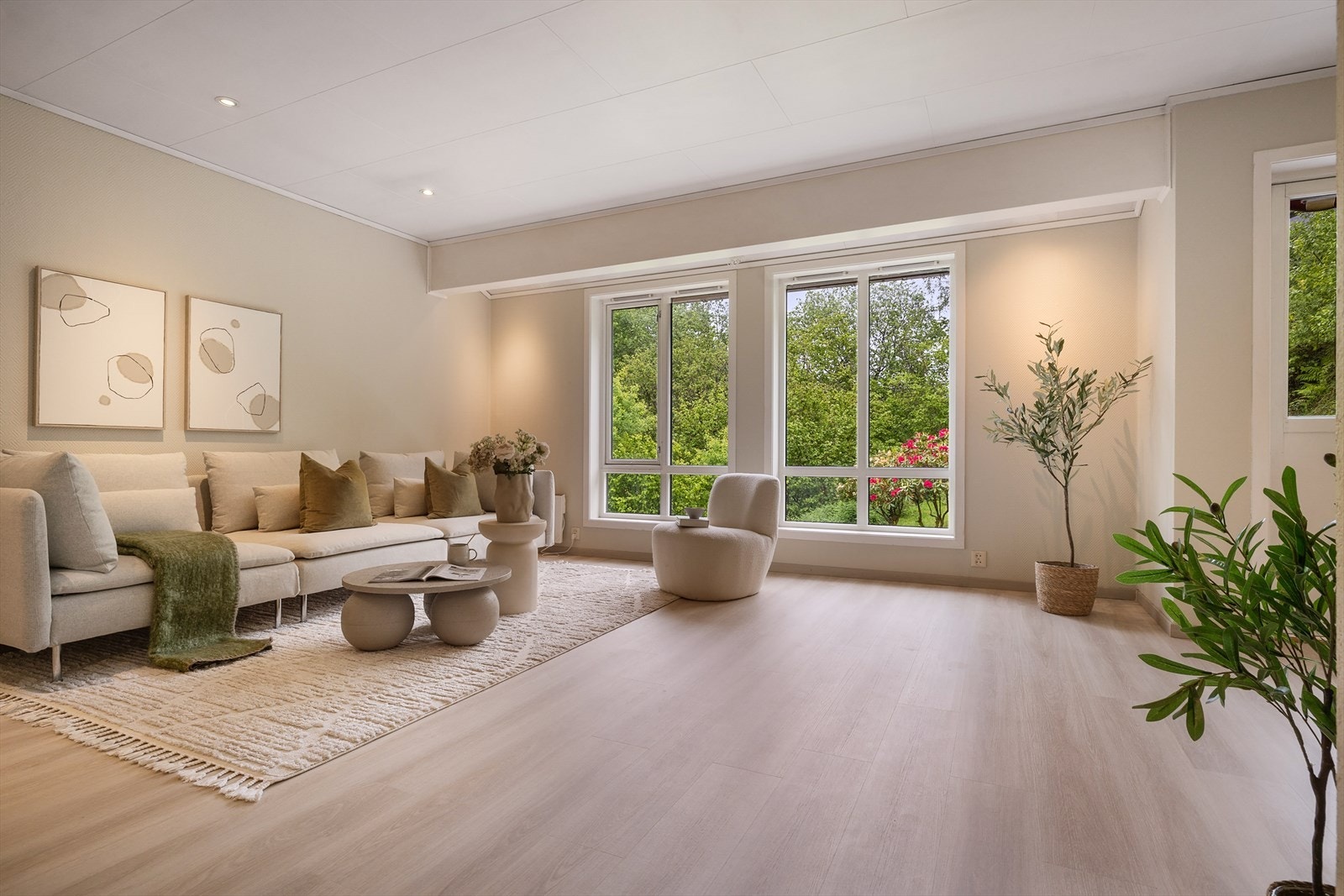 De store vindusflatene slipper inn rikelig med naturlig lys. Galleribilde