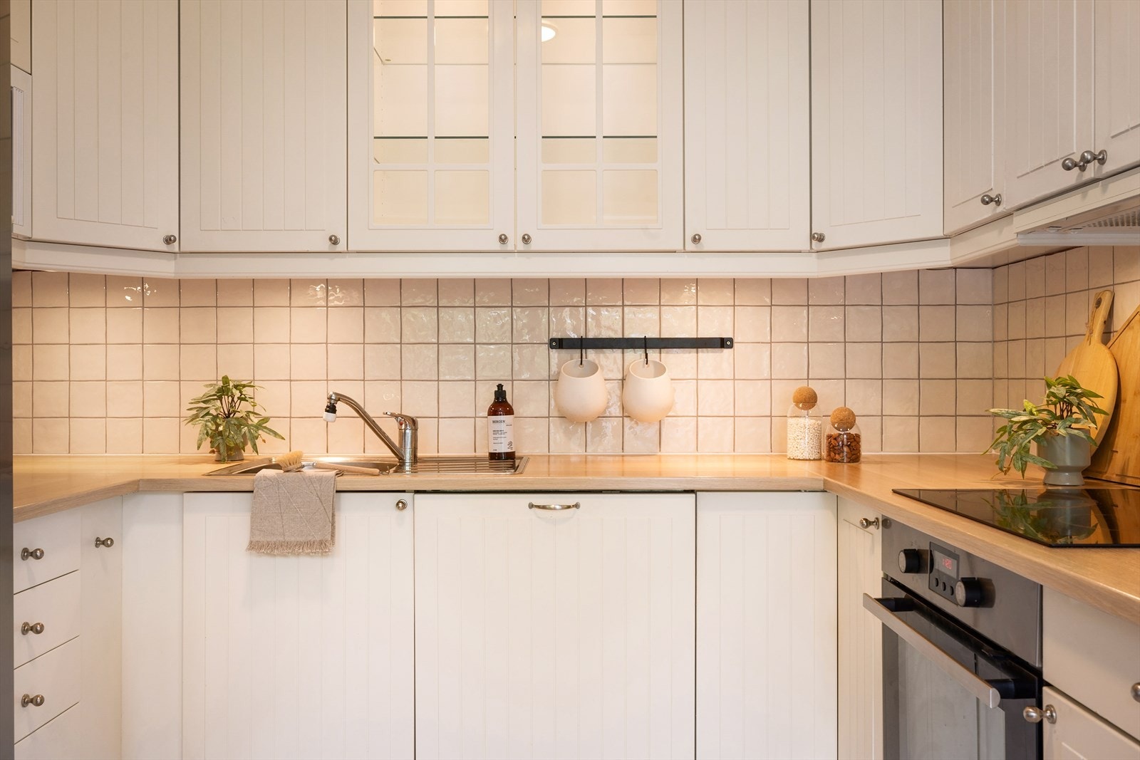 Det er utstyrt med integrerte hvitevarer som stekeovn, platetopp, oppvaskemaskin, ventilator og mikrobølgeovn. Galleribilde