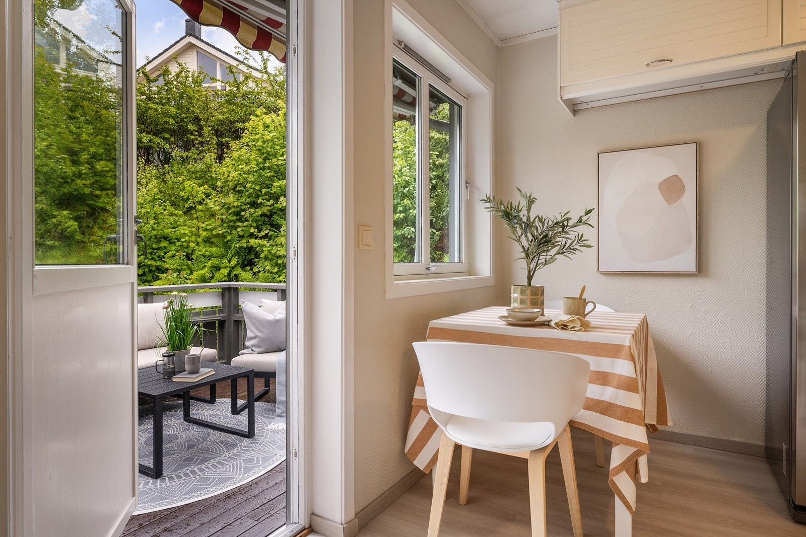 Fra kjøkkenet er det direkte utgang til balkong, perfekt for å nyte frokosten ute på fine dager. Galleribilde