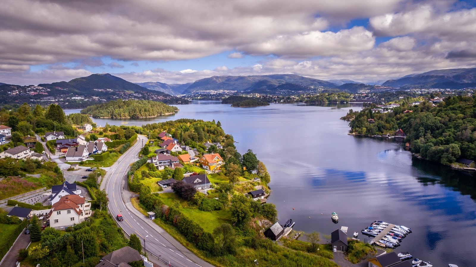 Her bor du med nærhet til både sjø og vakker vestlandsnatur, perfekt for deg som liker turer, ro og utsikt. Galleribilde