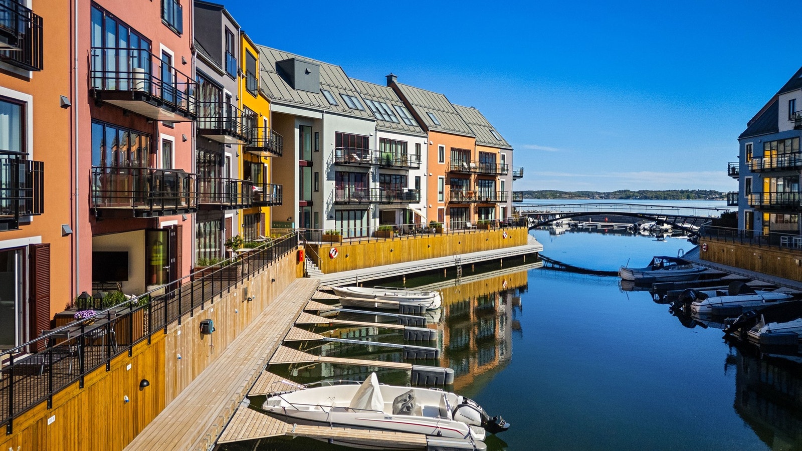 Kanal med båtplasser. Galleribilde