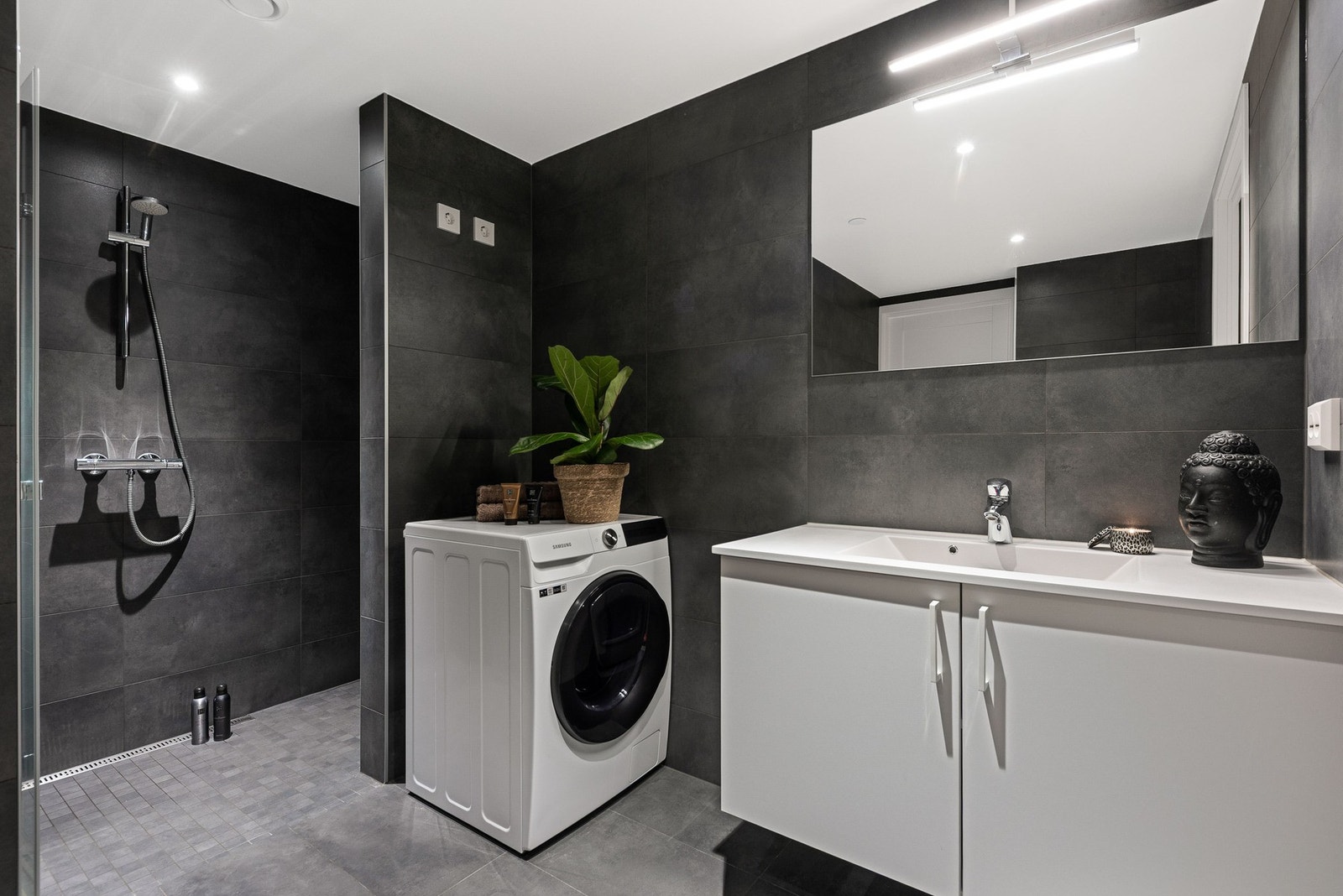 Nedfet servant, stor dusjnisje og vegghengt toalett. Opplegg for vaskemaskin. Galleribilde