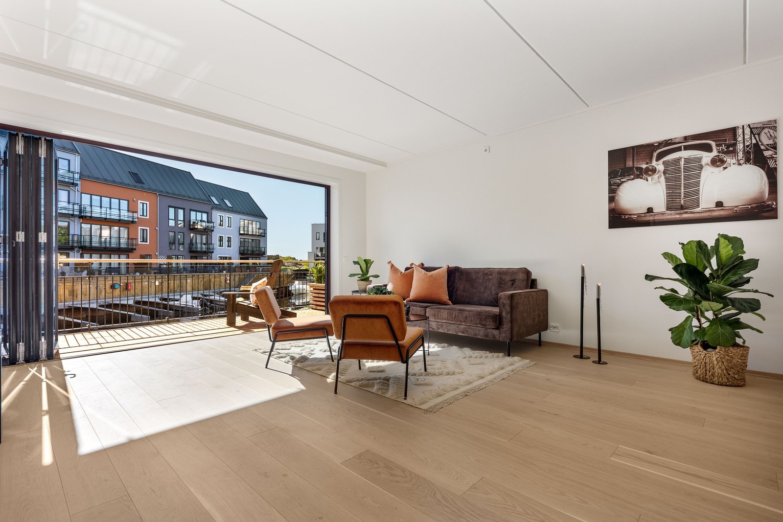 Stor stue med utgang til stor bryggeterrasse. Galleribilde