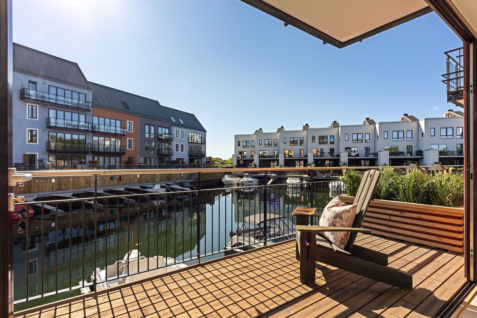 Terrassen har nydelig utsikt over kanalen. Galleribilde