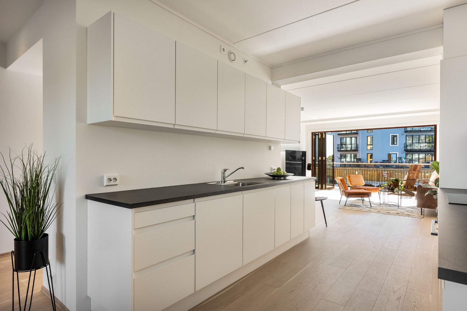 Kjøkkenet har godt med skap- og benkeplass Galleribilde