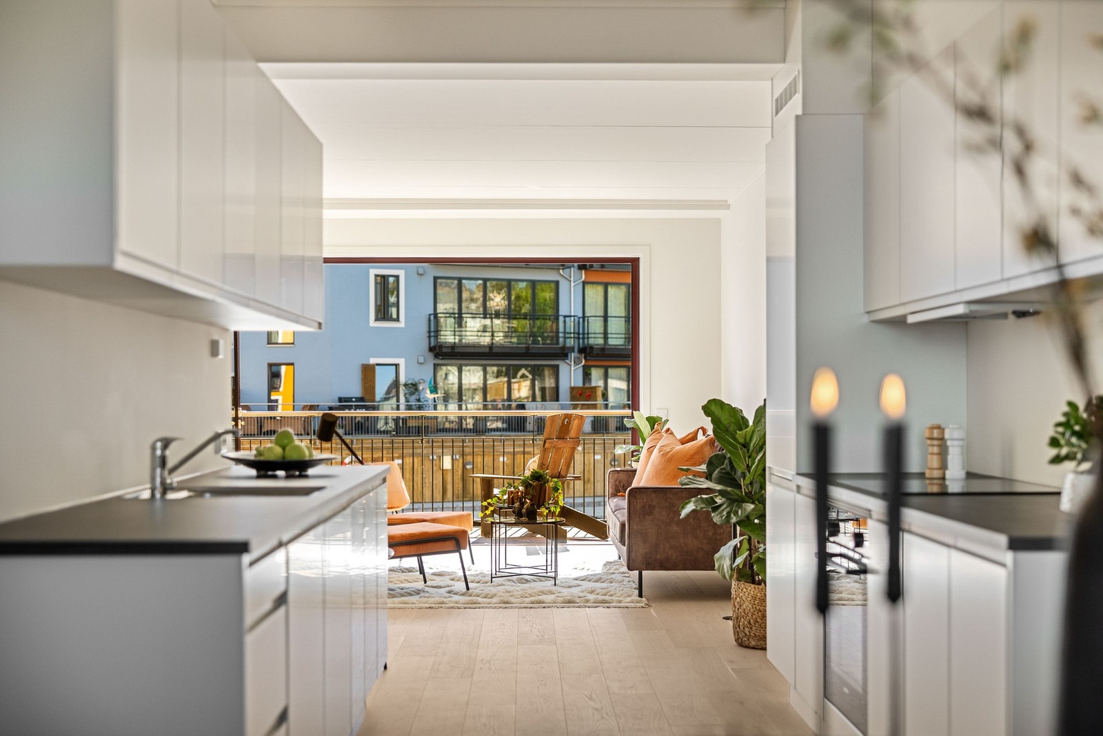 Kjøkkenet ligger i åpen løsning med spisestue og stue som gir en sosial og spennende planløsning. Galleribilde