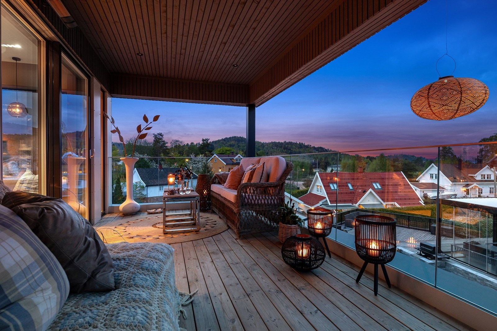 Flott overbygget terrasse ved stuen - Her er også trappen opp til takterrassen Galleribilde