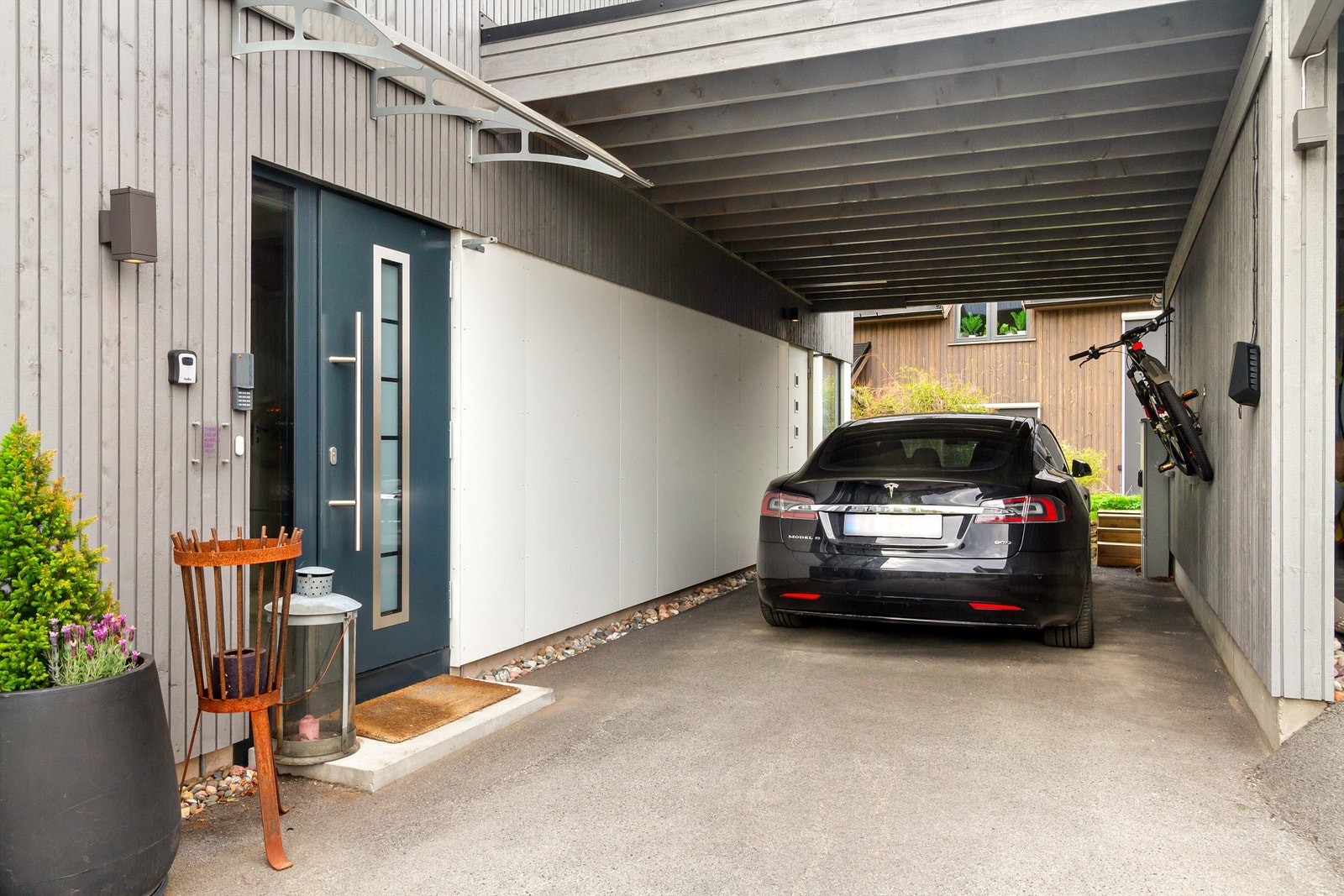 Carport rett utenfor døren Galleribilde