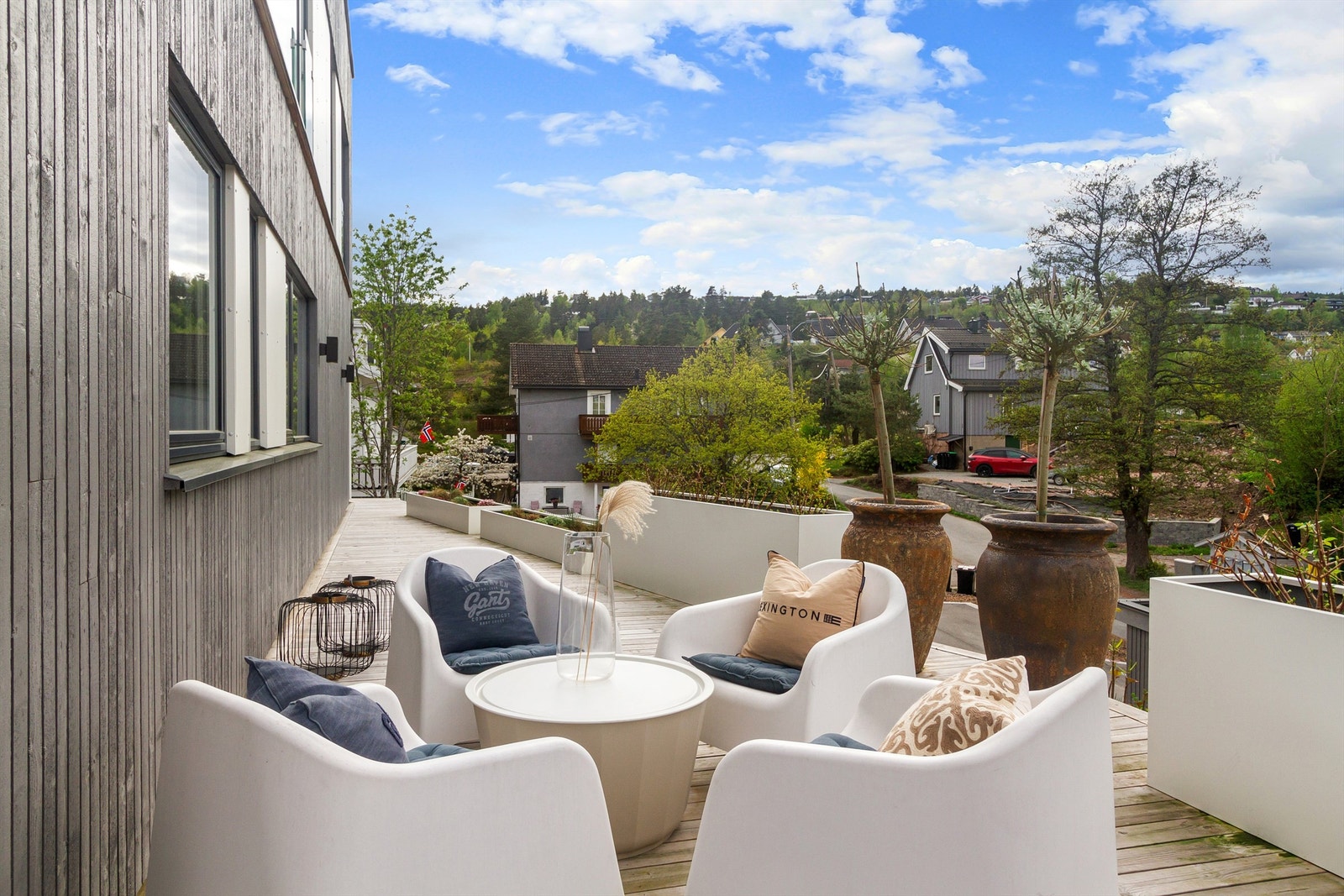 Det er også flotte og koselige uteplasser på bakkenivå Galleribilde