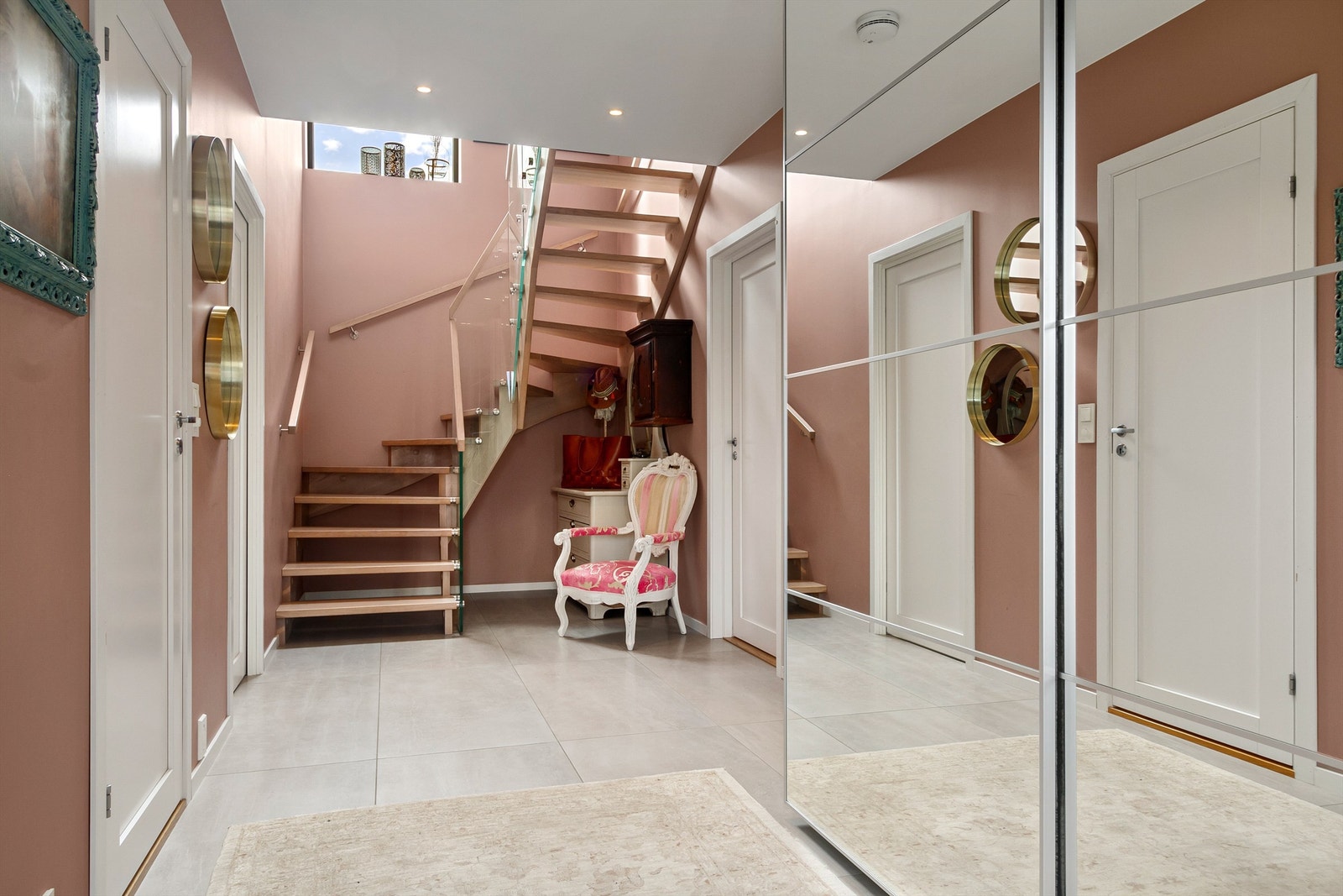 Flislagt entre med garderobeplass Galleribilde