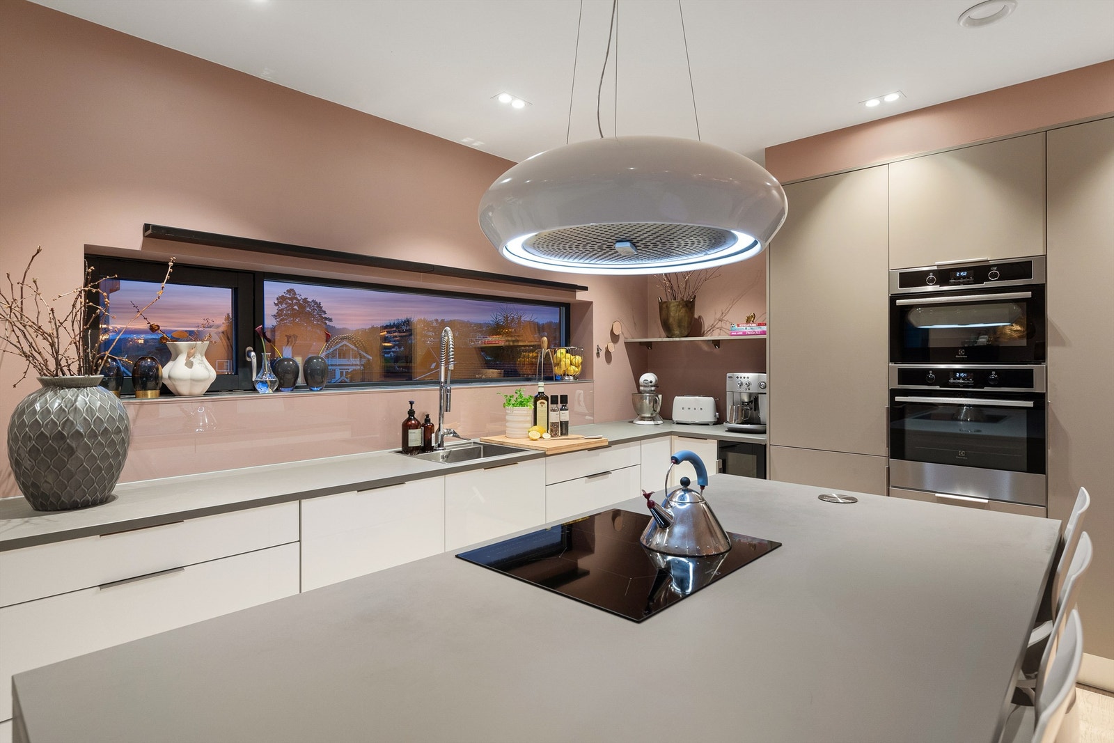 Velutstyrt kjøkken med integrerte hvitevarer Galleribilde