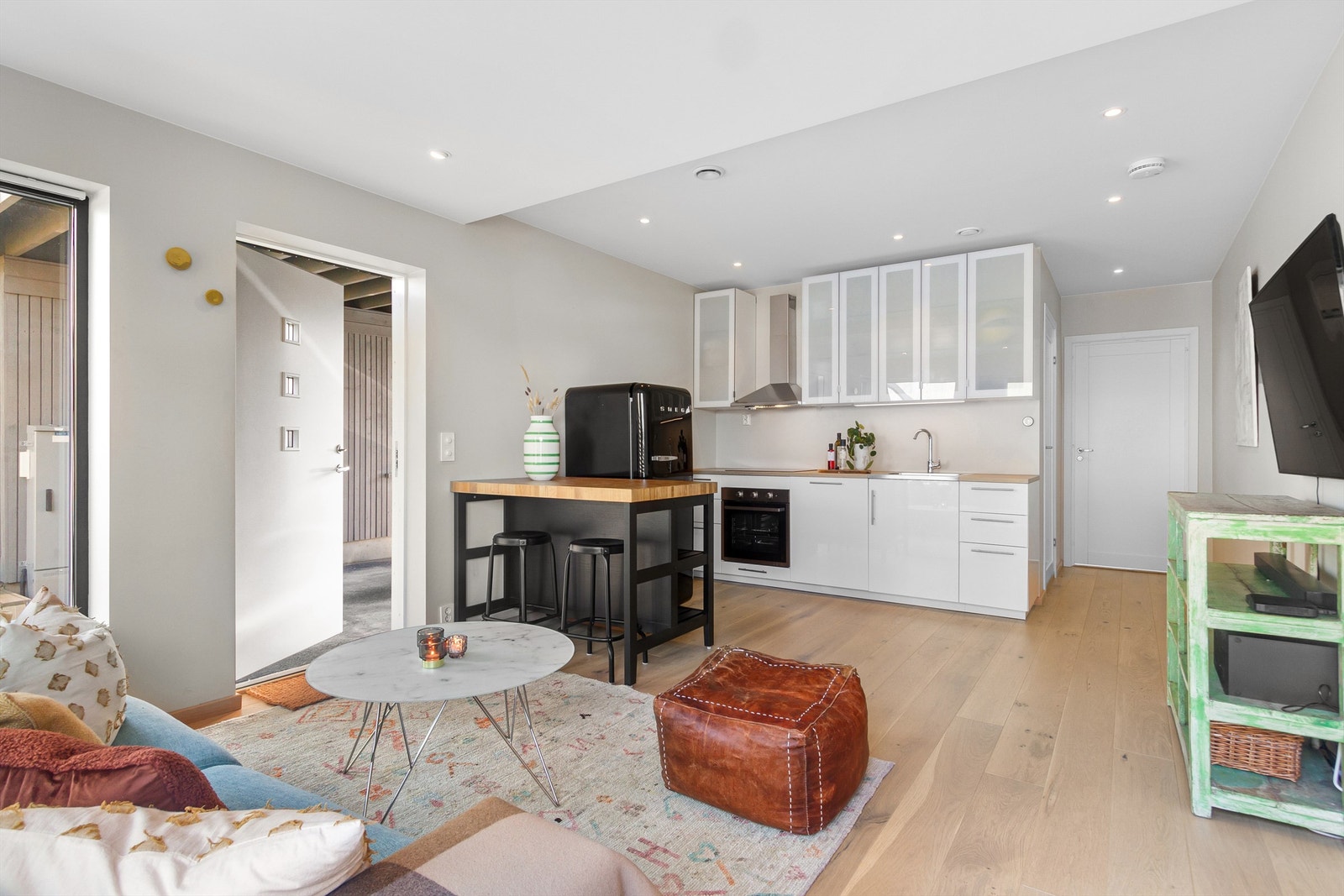 Stue med et lite hybelkjøkken i 1.etg - Perfekt sted for ungdom, hjemmekontor eller leie ut en liten hybel ? - Også egen utgangsdør Galleribilde