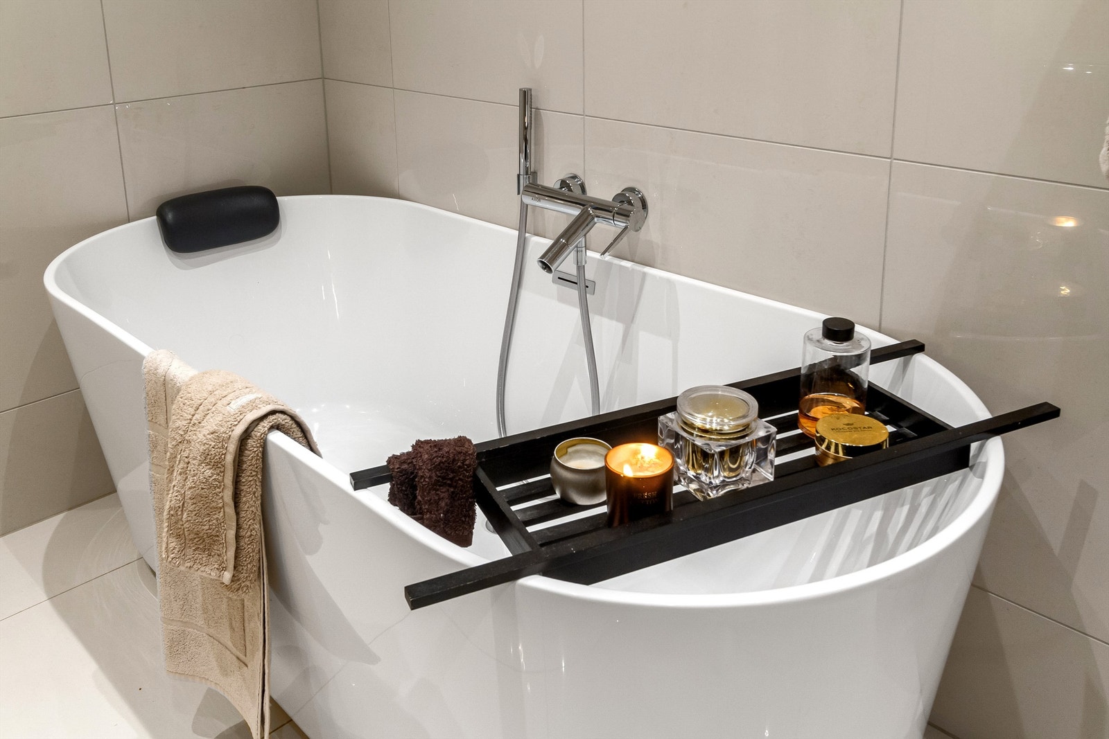 Flott badekar på badet Galleribilde