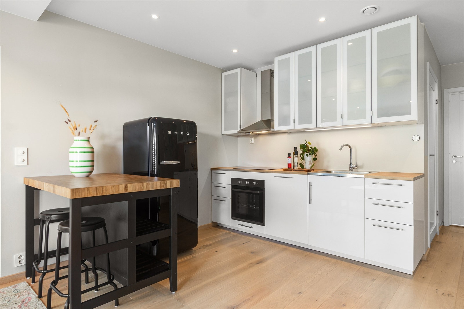 Et lite hybelkjøkken i stuen i 1.etg - Perfekt sted for undgdom, hjemmekontor eller leie ut en liten hybel ? Galleribilde