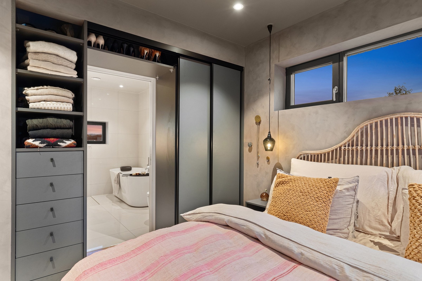 Soverom i 2.etg med integrert garderobe og eget bad Galleribilde