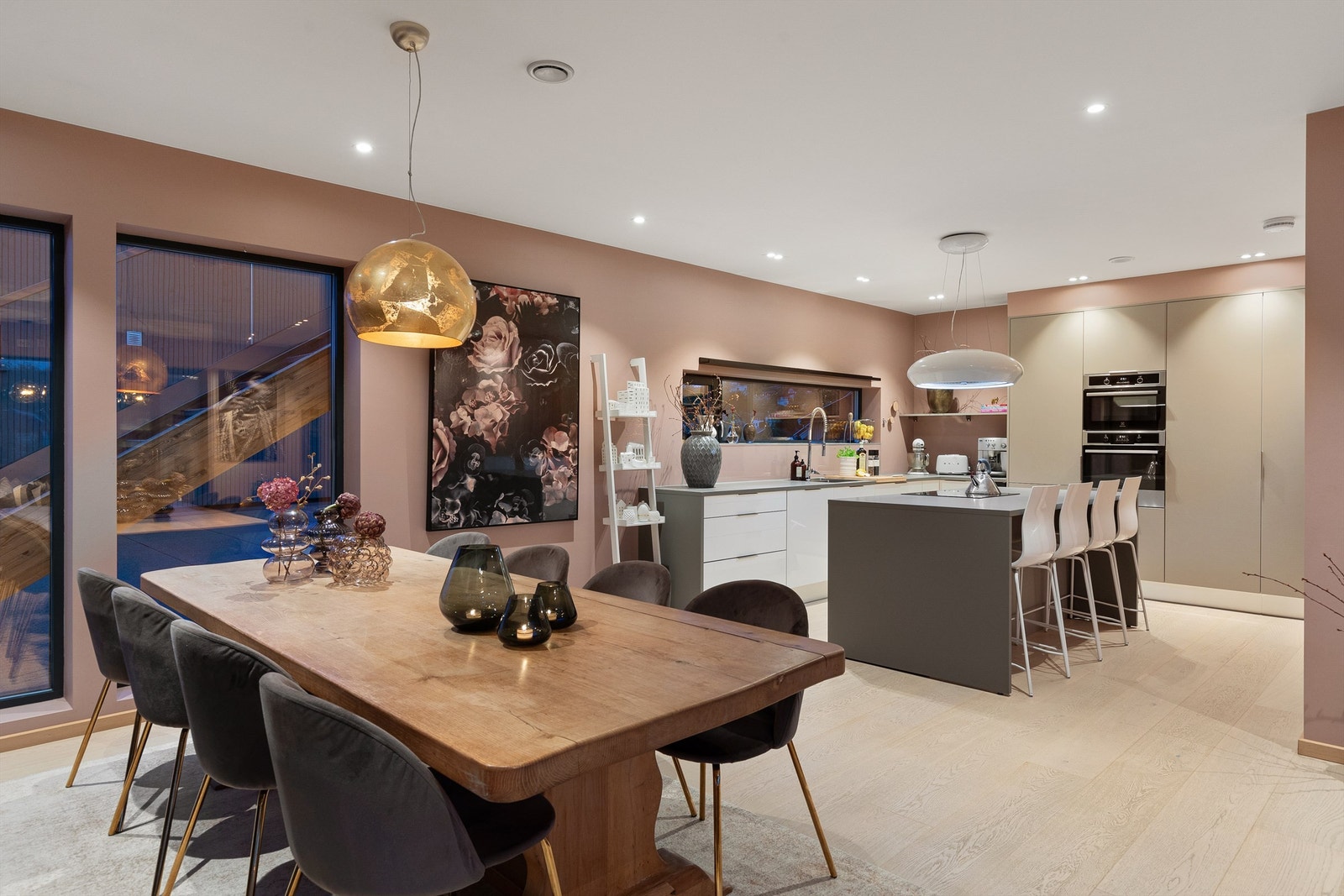 God plass til spisestue ved kjøkkenet Galleribilde