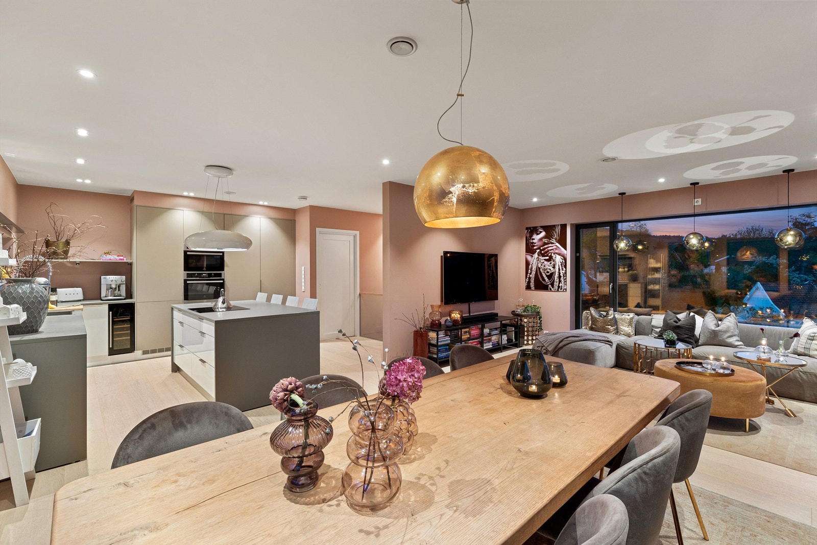 Stue med åpen kjøkkenløsning Galleribilde