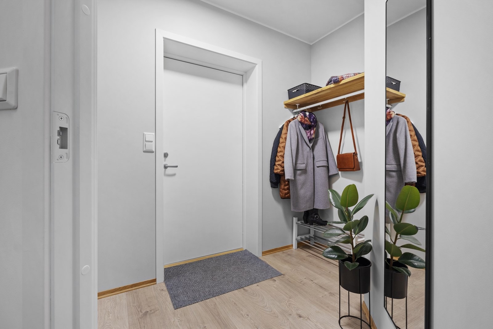 Pen entré med garderobeplass nedenfor stuen Galleribilde