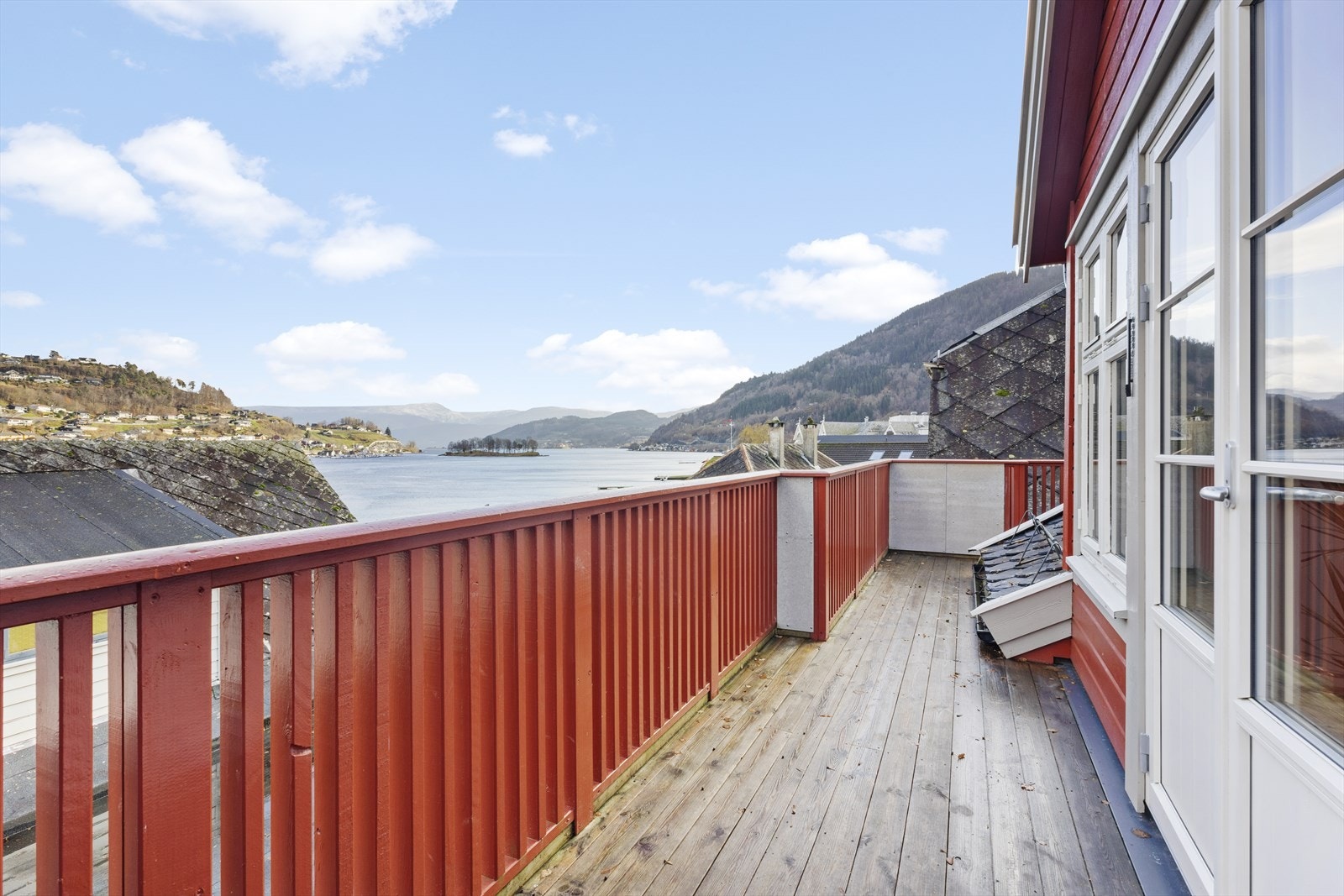 På den solrike terrassen kan man sitte usjenert midt i handlegaten i Norheimsund Galleribilde