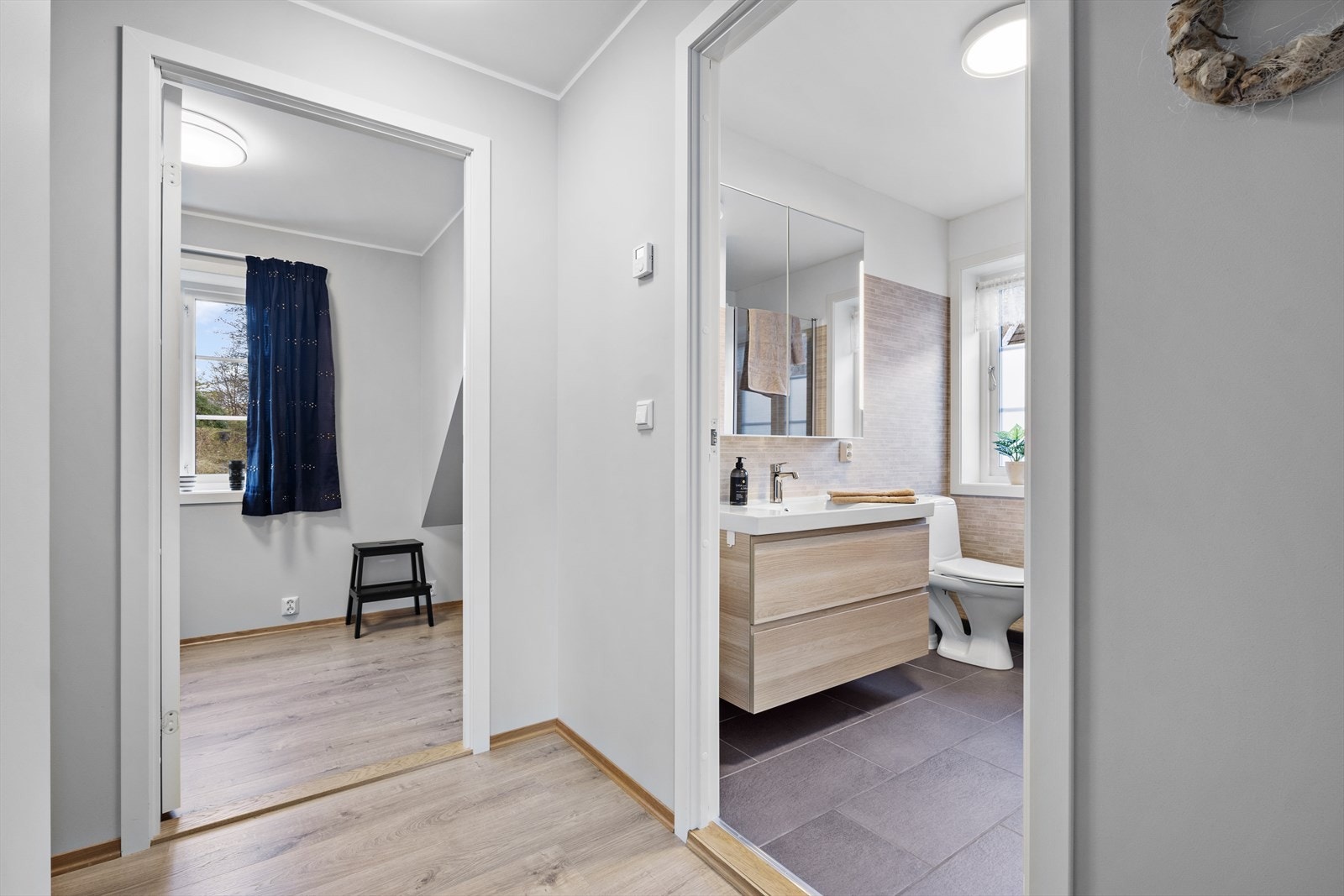 Badet er ligger praktisk plassert ved de to soverommene Galleribilde